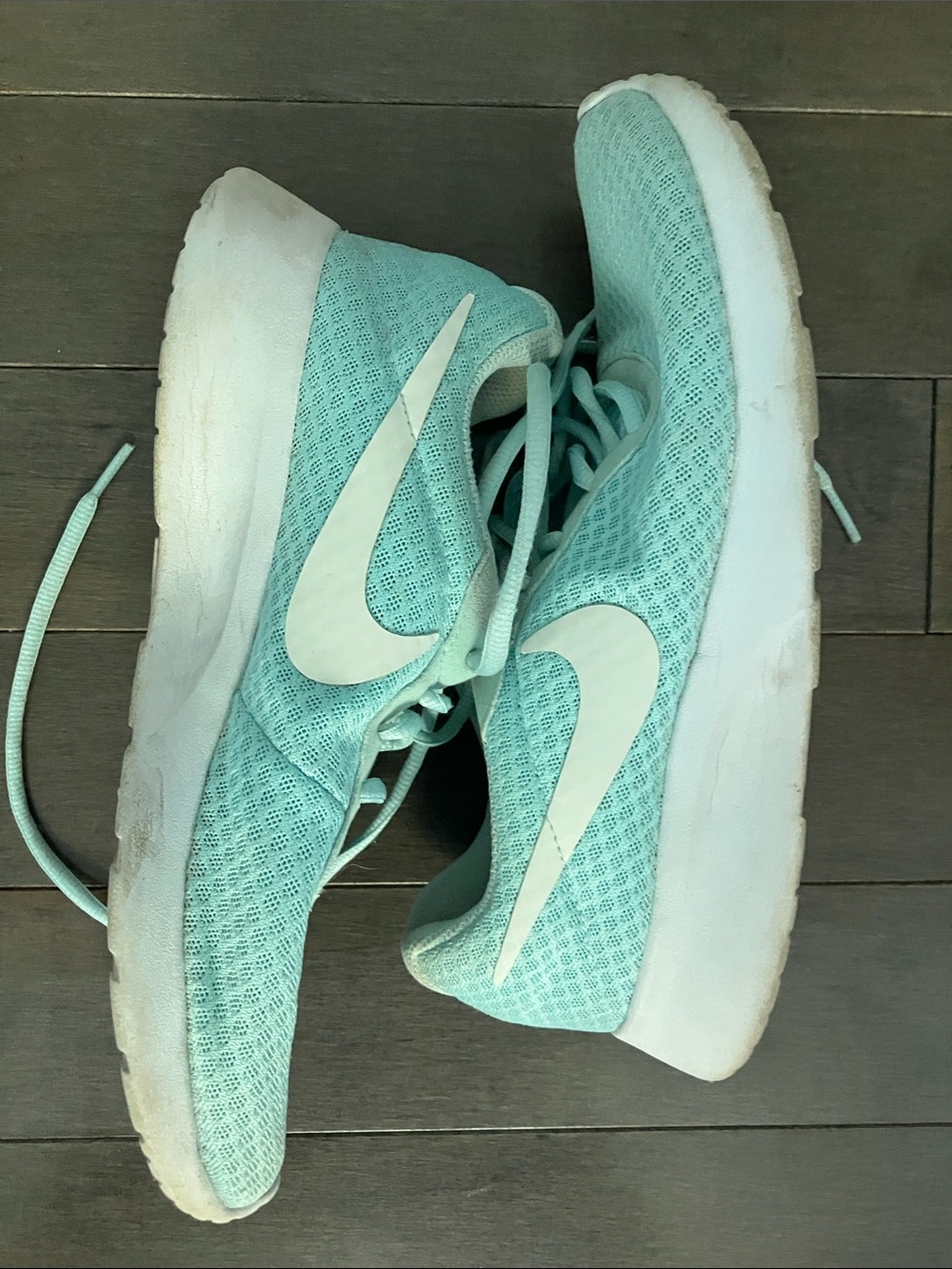 Nike Women’s Mint Mesh Lace-Up Sneakers with White Swoosh size 8.5